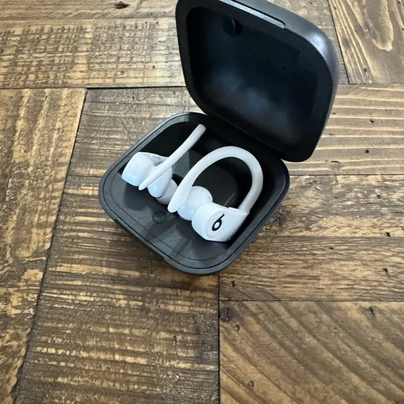 Powerbeats Pro Wireless Earphones - Black - Picture 5 of 6